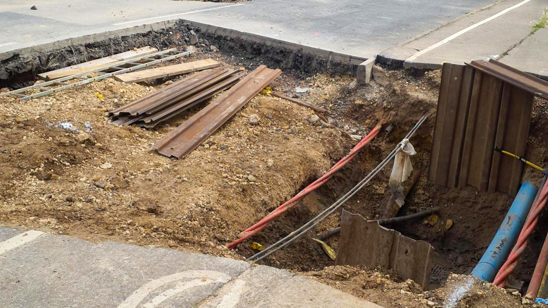 Sinkhole, investigation, repairs, Enterprise Way, Pinchbeck