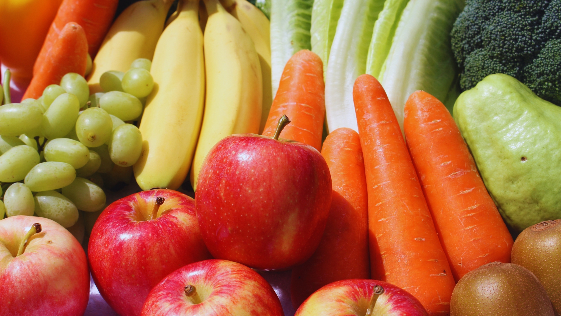 Picture of loose fruit and vegetables, including apples, bananas, grapes, broccoli, and more.