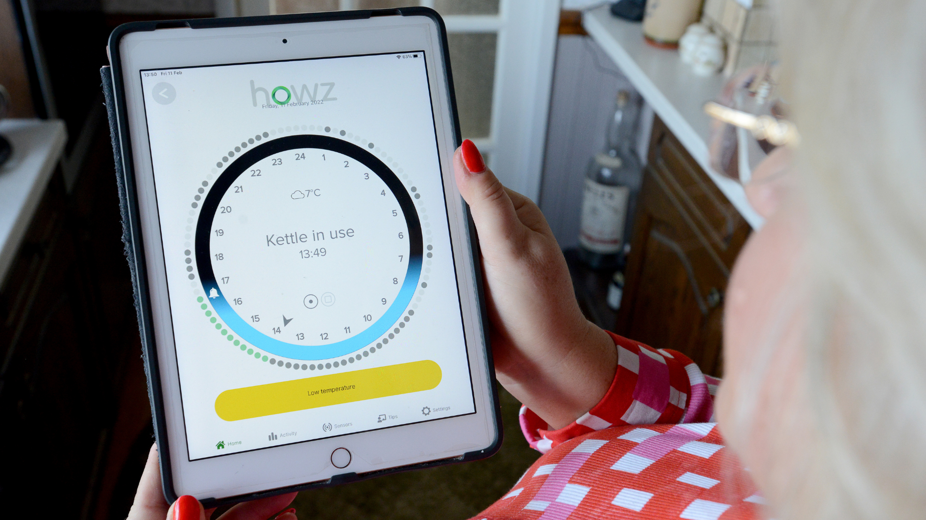 A tablet shows the Howz app working