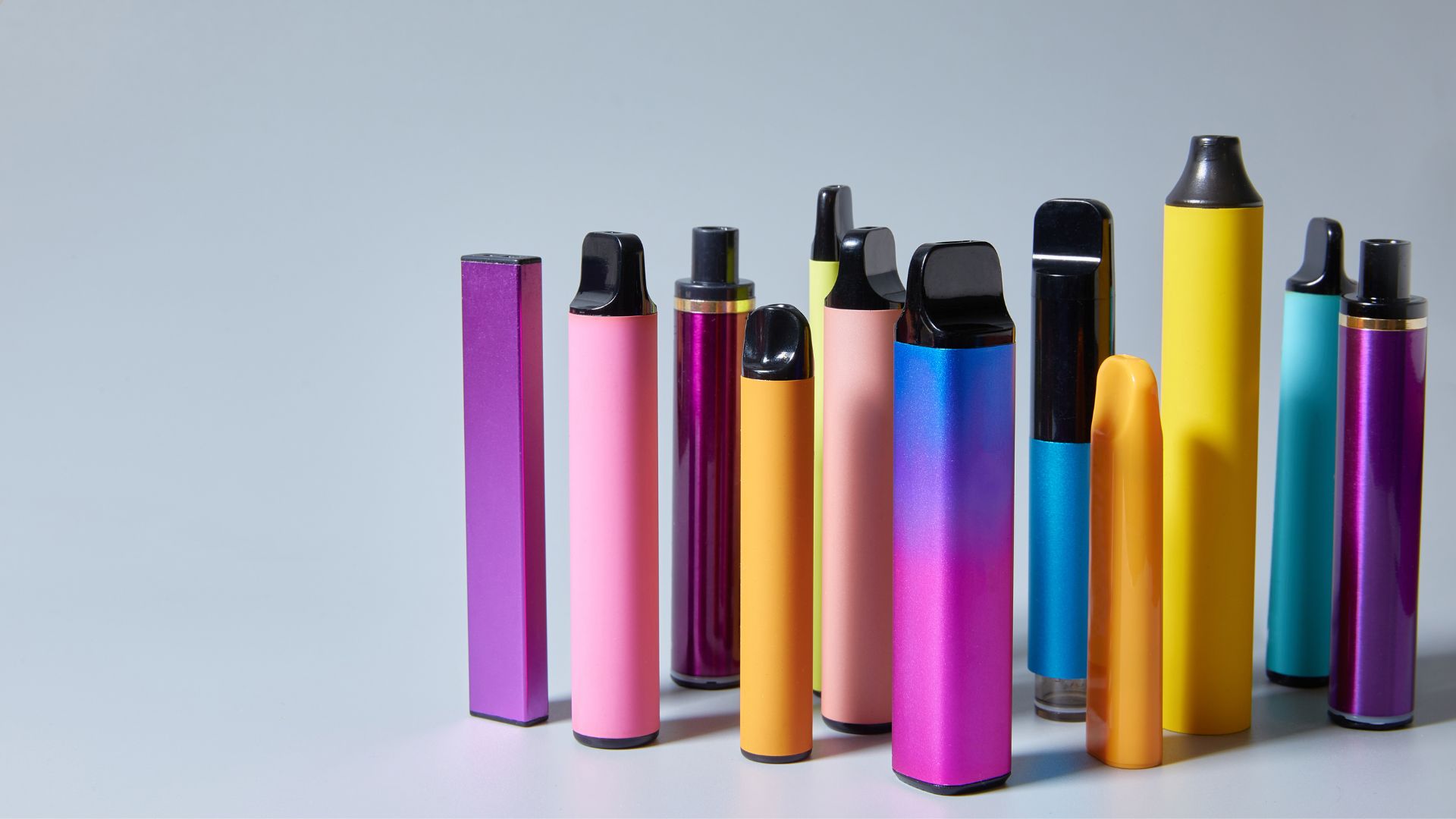 Disposable vapes in a variety of colours