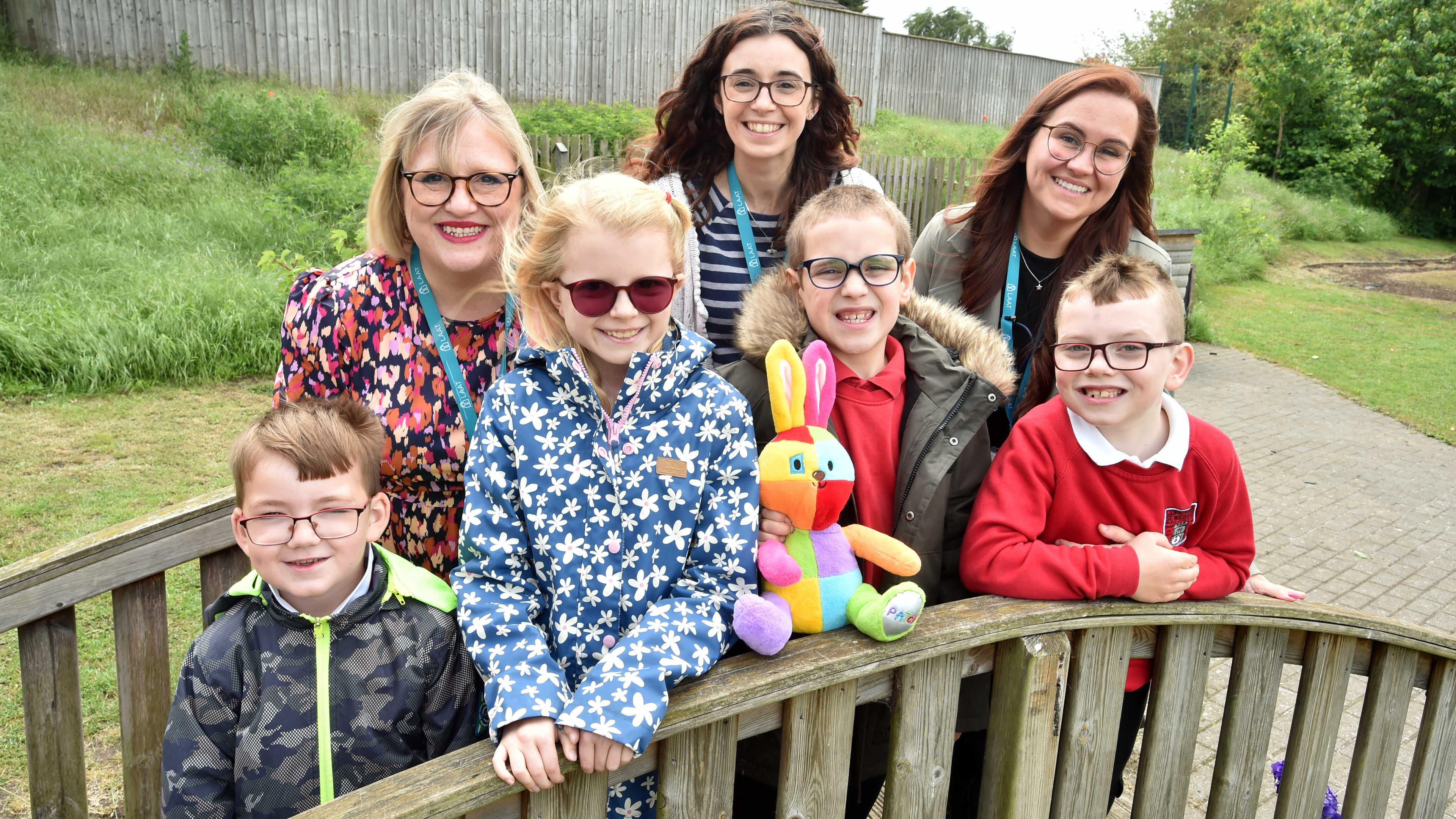 Headteacher Emma Eden, hub leader Bethany
Louth and hub teacher Bethie Harland with some
of the children Owen Thomas, Florence Studholme,
Mason Benton and Oliver Blezard.