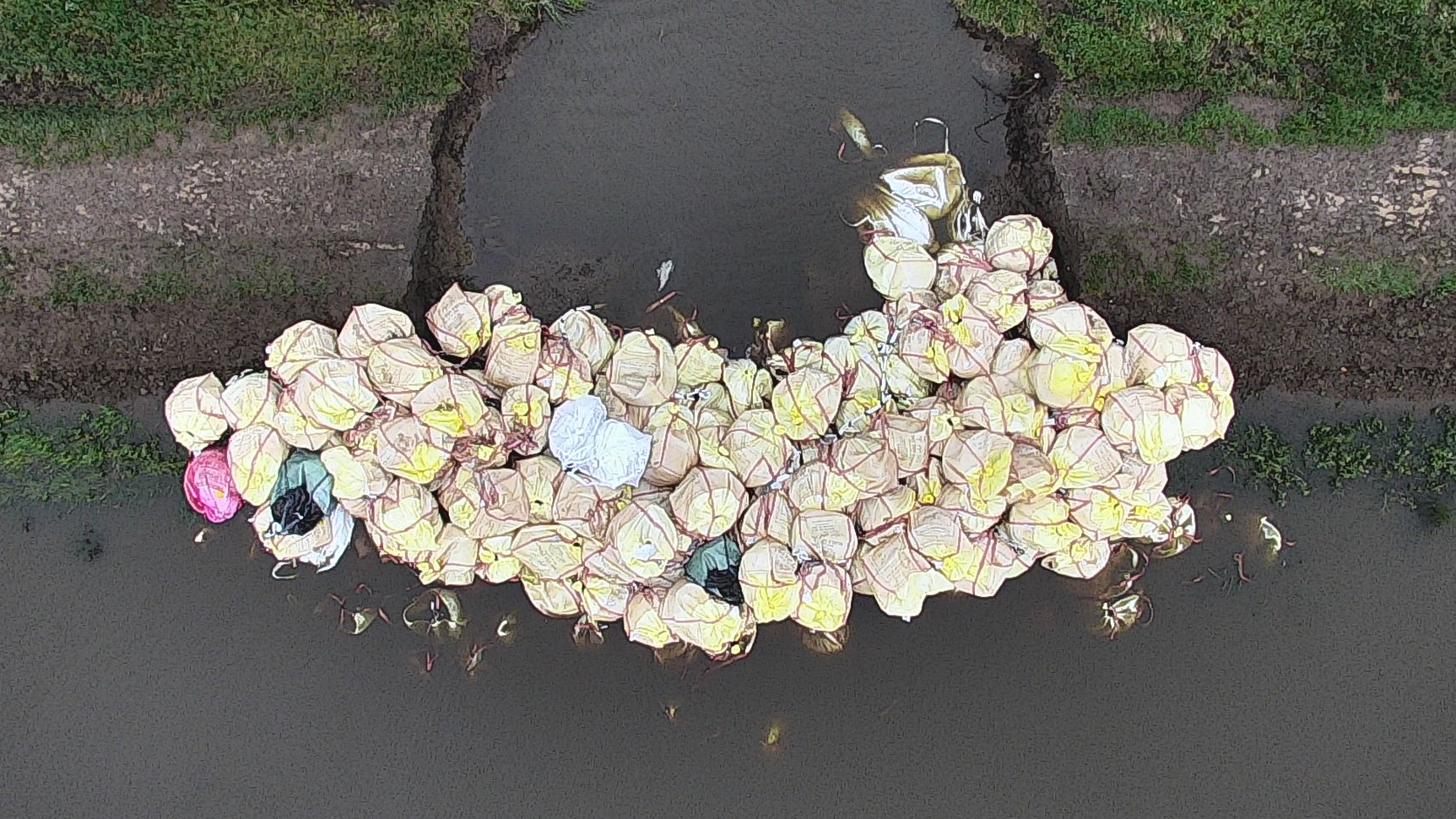 Wainfleet flood bags of ballast from above